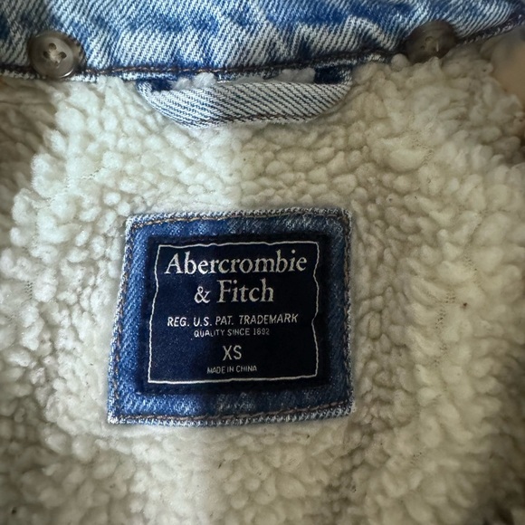 Abercrombie & Fitch Light Blue Denim Jacket with Cream Lining - Picture 3 of 4